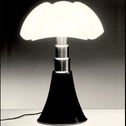 PIPISTRELLO LAMPE MEDIUM . GAE AULENTI 1965