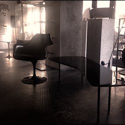 ALEXANDER GIRARD TABLE . BLACK PIANO LACQUER .  KNOLL