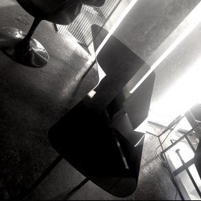 ALEXANDER GIRARD TABLE . BLACK PIANO LACQUER .  KNOLL