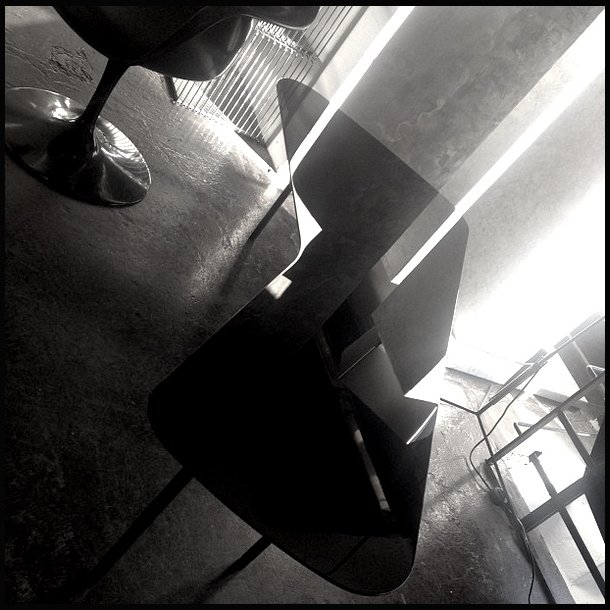 ALEXANDER GIRARD TABLE . BLACK PIANO LACQUER .  KNOLL