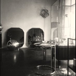 ADJUSTABLE TABLE SIDEBORD E 1027 EILEEN GRAY