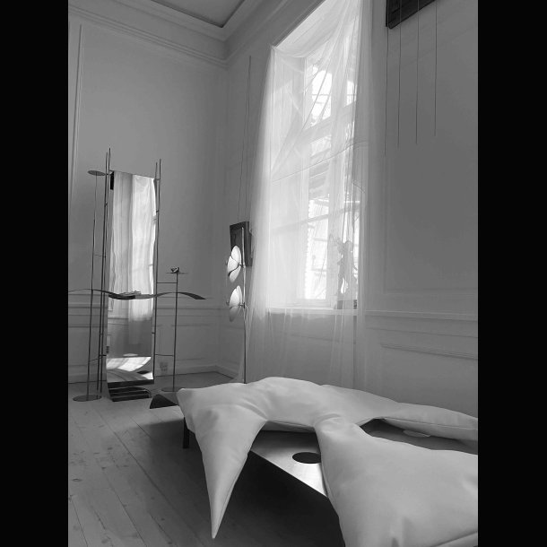 DAYBED WITH DOVE CUSHION  . 