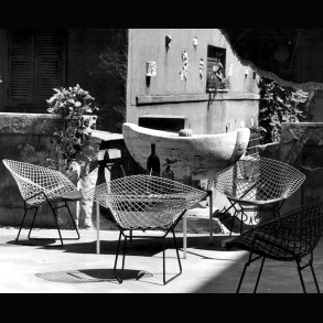 BERTOIA DIAMOND CHAIR . OUTDOOR FURNITURE .  KNOLL