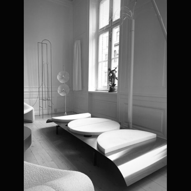 STEEL DAYBED . BRUSHED STEEL .