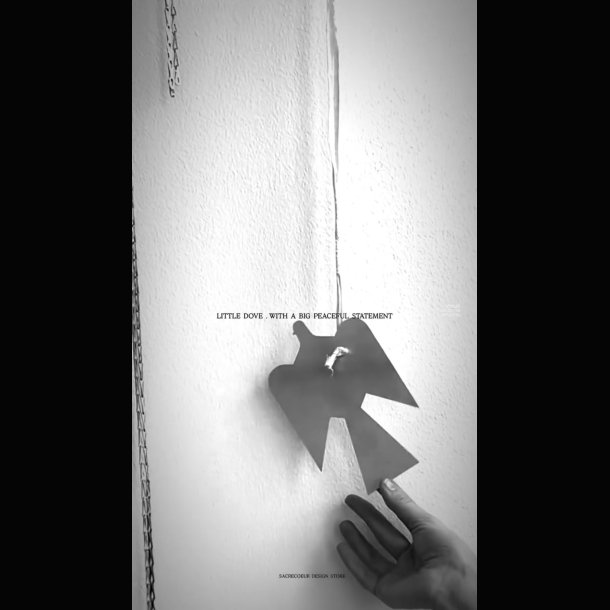 LITTLE DOVE WITH A BIG PEACEFUL STATEMENT . 18 CM DOVE . 