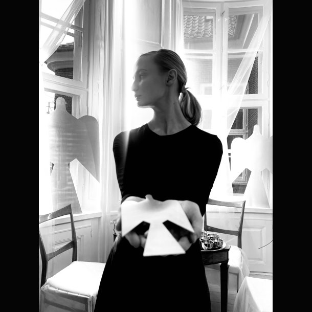 LITTLE DOVE WITH A BIG PEACEFUL STATEMENT . 18 CM DOVE . 