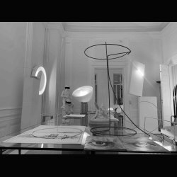 STEEL DINING TABLE . DO YOU PREFER A ROUND OR A SQUARE TABLE  .. > 